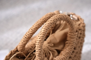 Detailansicht der Papierschnur-Strandtasche mit runden Griffen und Kordelzug-Innenfutter