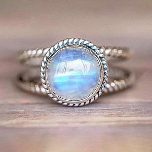 Vintage silver double-layer ring with round blue moonstone and twisted rope band details