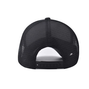 Primer plano del cierre snapback ajustable y malla transpirable en gorra trucker negra