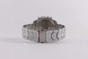Detailansicht der Rückseite einer silbernen Edelstahl-Uhr mit Gliedern und Faltschließe