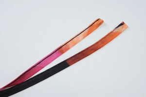 Detail der geblümten Netzkleiderriemen mit rosa und orangen Drucken und verstärkten Nähten
