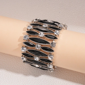 Vista laterale del bracciale argento con pietre marquise nere e dettagli cristallo