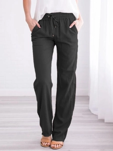 Gros plan d'un pantalon large en lin noir pour femme avec taille à cordon et poches