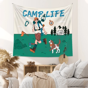 Détail de la tapisserie Camp Life suspendue dans une chambre à coucher épurée