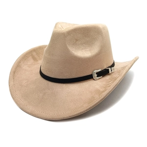 Détail d'un chapeau de cow-boy en daim kaki avec lanière en cuir et boucle argentée ciselée