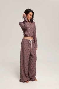 Détail du motif jacquard cœurs sur le cardigan boutonné et le pantalon large à cordon
