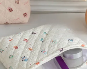Trousse à maquillage fleurie matelassée offrant une grande capacité de rangement d'accessoires