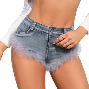 Dettaglio degli shorts in denim a vita alta con bordo in piume grigie e cuciture curate