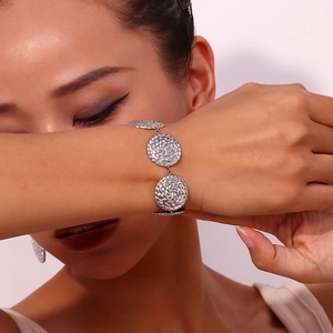 Dettaglio del bracciale argento con dischi rotondi testurizzati e rilievi martellati
