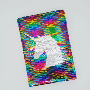 Dettaglio di un taccuino a paillettes reversibili con motivo a unicorno colorato