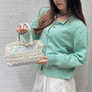 Vue détaillée du sac cabas floral en toile avec bordure en dentelle blanche multicouche