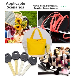 Vue détaillée du sac en toile jaune montrant son usage pour le rangement de produits cosmétiques