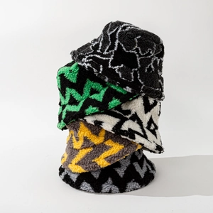 Détails de chapeaux bob en laine d'agneau empilés avec motifs étoiles et rayures zigzag