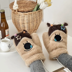 Détail de gants en peluche de dessin animé avec barrettes étoile et cordon de cou