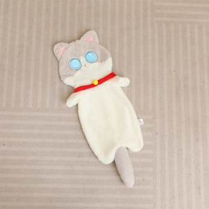 Coussin long chat en peluche gris et blanc avec broderie yeux bleus et collier à grelot