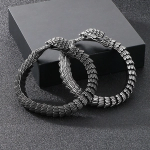 Détail de bracelets vintage en acier inoxydable avec texture d'écailles de serpent argent