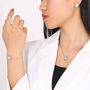 Parure collier et bracelet avec pendentifs goutte d'eau portés par un mannequin femme