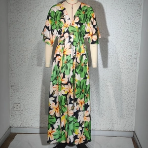Détail du décolleté en V plongeant et de l'imprimé floral tropical de la robe d'été