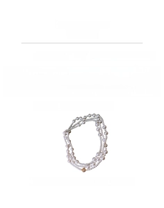 Détails d'un collier de perles multicouche avec fermoir boule dorée en zircone