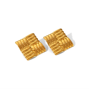 Makro-Detail von quadratischen Goldohrringen mit gewebtem Muster und 18K-Finish