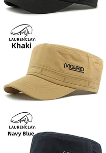 Detalle de gorras militares de copa plana con bordado de letras en caqui y azul marino