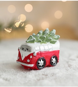 Détail d'une mini camionnette de Noël en résine rouge avec sapin et décor de neige