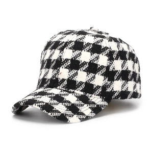Gros plan sur la texture épaisse en pied-de-poule d'une casquette vintage