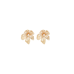 Retro hollow flower gold earrings with white pearls for a luxury minimalist look