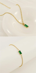 Dettaglio del set di collana e bracciale con pietre rettangolari verde smeraldo oro