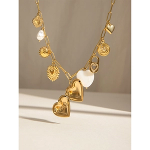 Dettaglio della catena in oro 18K con perla d'acqua dolce e medaglione con LOVE