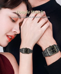 Gros plan de montres de couple en acier noir avec cadrans carrés et chiffres romains au poignet
