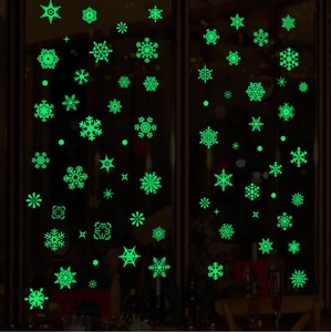 Autocollants de fenêtre flocon de neige de Noël lumineux verts sur vitre sombre