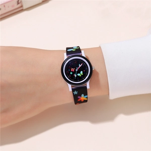 Vue au poignet d'une montre à quartz pour enfants avec motifs papillons et bracelet