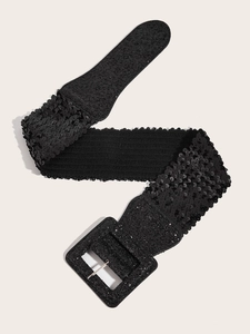 Détail d'une large ceinture noire à paillettes avec une boucle carrée assortie