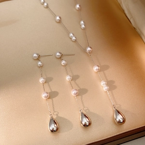 Details vom Silberperlen Schmuckset mit Tropfenanhängern auf elegantem Seidenstoff