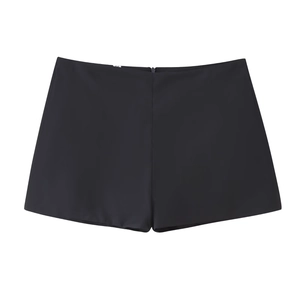 Dettaglio ravvicinato dei pantaloncini sportivi neri slim fit con cerniera e trama in nylon