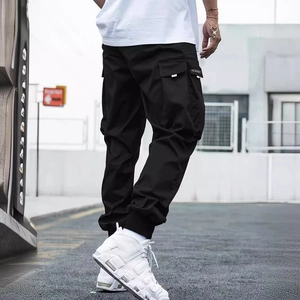 Schwarze Herren-Cargo-Jogginghose mit Multi-Taschen und Kordelzug am Knöchel im Streetstyle