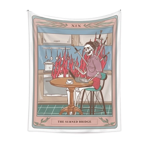 Détail de tapisserie tarot montrant une femme squelette au bureau sur fond d'incendie