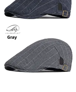 Détail d'un béret gris rayé avec boucle de réglage en métal bronze antique ajustable