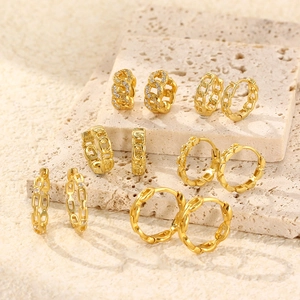 Set of five gold S925 silver hoop earrings with chain textures and cubic zirconia