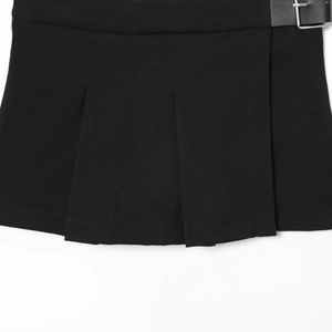 Jupe plissée noire pour femme avec ceinture à boucle métallique et taille haute chic