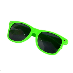 Dettaglio occhiali da sole in plastica verde neon con lenti scure e rivetti in metallo