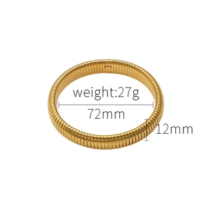 Details des goldenen Stretch-Armbands mit 72mm Durchmesser und 12mm Breite im Überblick