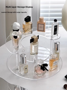 Nahaufnahme eines Acryl-Etagenständers für Parfums mit natürlichem Lichteffekt am Fenster