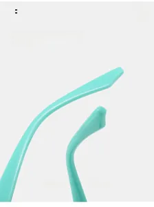 Dettaglio delle stanghette curve verde menta per una vestibilità comoda e stabile