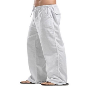 Dettaglio dei pantaloni in lino bianco con coulisse elastica e tasca laterale