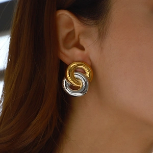 Elegante 18k Gold und Silber ineinandergreifende geometrische Creolen am Model