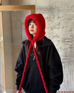 Cagoule rouge en maille épaisse avec de très longues tresses et une texture douce