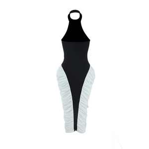 Detail eines figurbetonten Neckholder-Kleids mit schwarz-weißem Kontrast und Raffungen