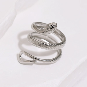 Bague serpent en acier inoxydable argenté avec texture détaillée en écailles fines